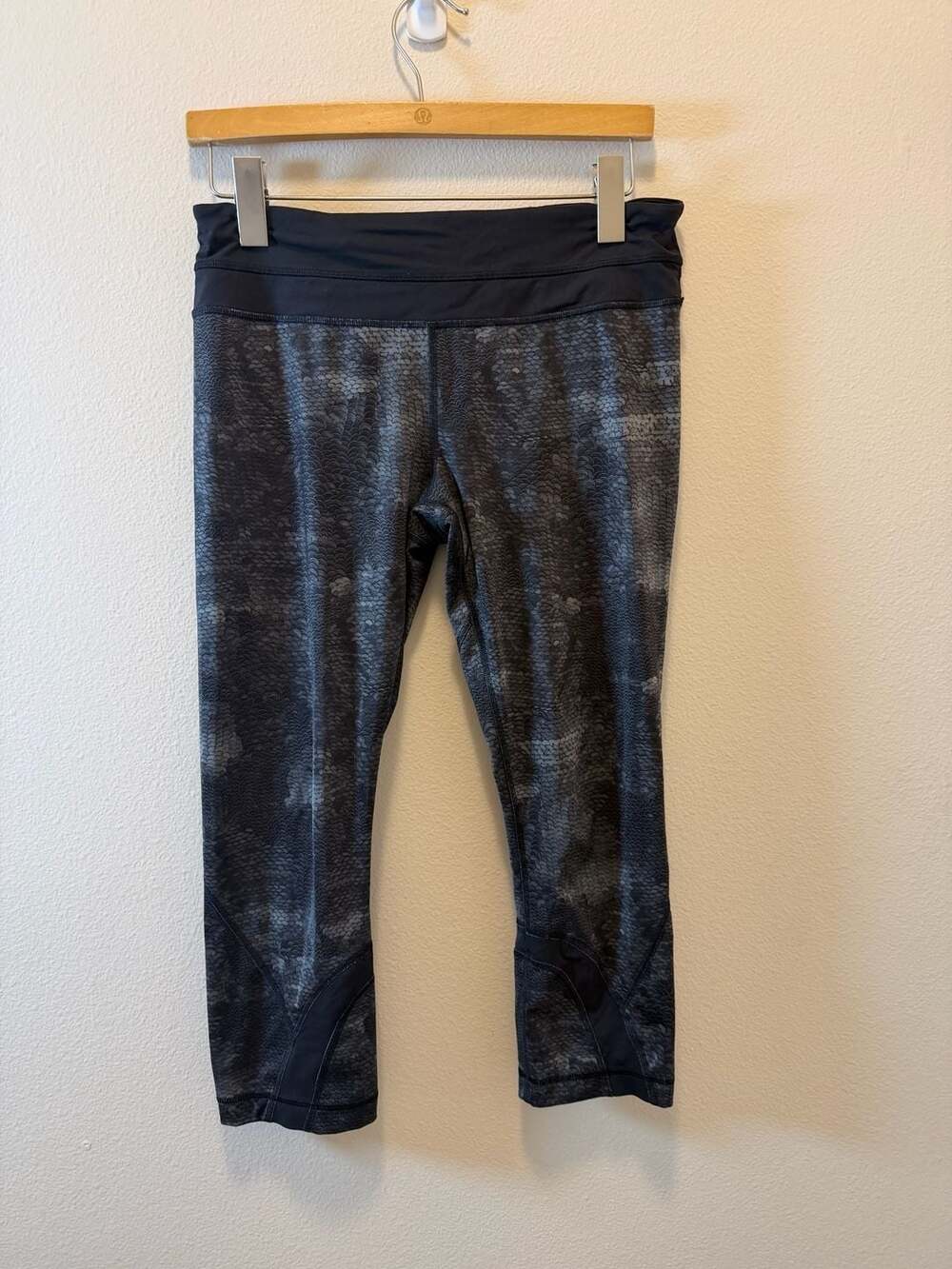 Lululemon Run Inspire Crop II Snakeskin Black Gray Leggings Size 8
